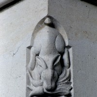 Détail sculpté d'un pilier de la  base du clocher (2008)