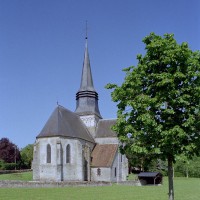 L'église vue du nord-est dans son environnement (2005)
