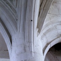 Retombée des arcades sur un pilier de la croisée du transept (2005)