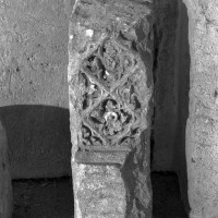 Elément sculpté conservé dans l'étage inférieur de la chapelle de l'abbé (1999)