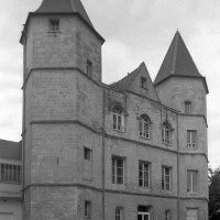 La façade du corps de logis du 15ème siècle vue du nord-est (1999)