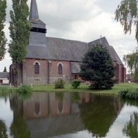 L'église dans son environnement vue du sud (2005)