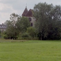 L'église dans son environnement vue de l'est (2006)