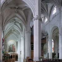 Le bas-côté sud et la nef vus vers l'ouest depuis le bras sud du transept (2001)
