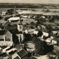 Vue aérienne de l'église et de son environnement en 1955