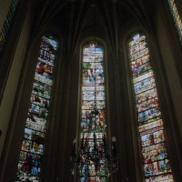 Vue partielle de l'abside et de ses vitraux (2002)