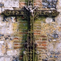 Croix en fer forgé de la façade (2003)