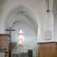 Vue partielle de la seconde travée du choeur et de la chapelle sud vers le sud (2002)
