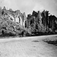 Les ruines de l'église vues du sud pendant la Guerre 14-18 (Gallica)