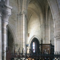 Vue partielle du transept vers le nord-est depuis le bas-côté sud de la nef (1996)