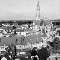 La cathédrale dans son environnement vue de l'est depuis le clocher sud de Saint-Pierre (1986)
