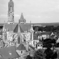La cathédrale dans son environnement vue de l'est depuis le clocher sud de Saint-Pierre (1986)