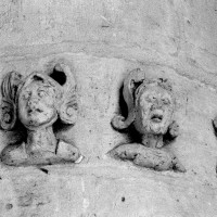 Visages fantastiques sculptés sur la pile sud du choeur (1993)