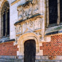 Vue partielle du mur nord de la chapelle et de son portail (2004)