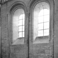 Les fenêtres à la base du mur sud du bras sud du transept