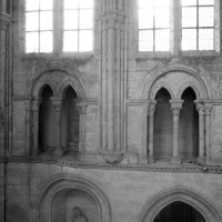 La fausse tribune du mur ouest du bras sud du transept