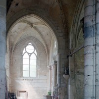 La première travée du choeur et la chapelle nord vues vers le nord depuis la base du clocher (2002)