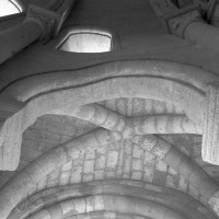 La retombée de la voûte de l'abside et une voûte d'ogives du couloir circulaire du choeur (1996)