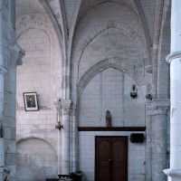 Vue partielle des murs sud de l'abside et de la travée droite du choeur (2006)