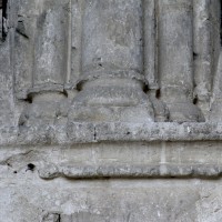 Bases des colonnettes des fenêtres au mur est du choeur (2008)