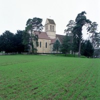 L'église dans son environnement vue du sud-est (2002)