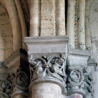Chapiteaux à la retombée d'une voûte du déambulatoire (à gauche) et d'une chapelle rayonnante (2007)