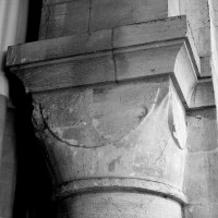 Chapiteau cubique d'une des arcades romanes ouest du choeur
