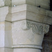 Chapiteau d'une des arcades romanes ouest du choeur (2007)