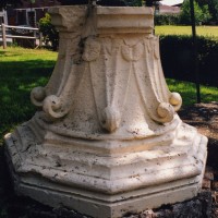 Rothois : chapiteau provenant de l'abbaye de Beaupré ou de Lannoy (2007)