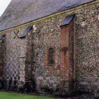 Vue partielle du mur nord de l'église depuis le nord-ouest (2005)