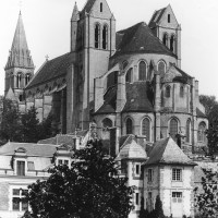 L'église à la fin du 19ème siècle. La fausse-tribune du choeur possède encore ses toitures.