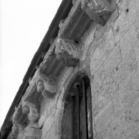 La corniche du mur nord de la nef