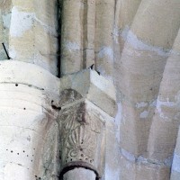 Chapiteau de la première moitié du 12ème siècle associé à la voûte de la première travée du choeur (2001)