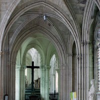 Le passage vers la chapelle de la Vierge vu vers le nord-ouest et le déambulatoire de l'église (2003)