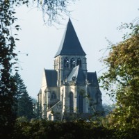 L'église dans son environnement vue du sud-est (1972)