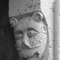 Masque au piédroit de droite du portail ouest (1996)