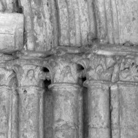 Les chapiteaux de droite de l'ancien portail ouest de la chapelle sud (1996)