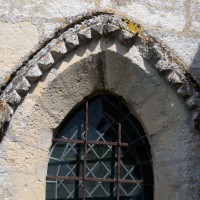 Décor de pointes de diamant à la fenêtre ouest de la chapelle nord (2017)