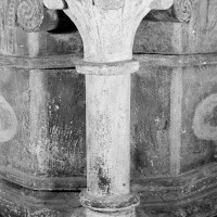 Colonnette et chapiteau d'angle de la cuve baptismale (1970)