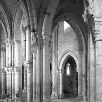 Vue partielle du transept et de la nef vers le nord-ouest depuis le bas côté sud du choeur