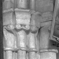 Chapiteaux du 12ème siècle à l'angle sud-ouest de la chapelle sud (1996)