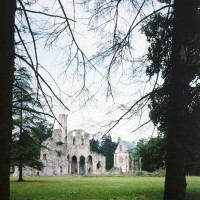 Les ruines de l'abbatiale et la chapelle de l'abbé dans leur environnement, vues du sud-ouest (1995)