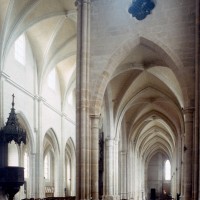 Vue partielle du bras nord du transept et de la nef vers le sud-ouest (2000)