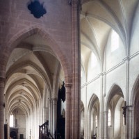 Vue partielle du bras sud du transept et de la nef vers le nord-ouest (2000)