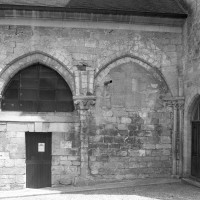 Les arcades par lesquelles la chapelle sud, aujourd'hui disparue, communiquait avec la nef (1996)