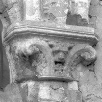 Chapiteau à la retombée des deux arcades de l'ancienne chapelle sud (1996)