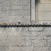 Moulure de pointes de diamant et dents de scie à la base du premier étage du clocher (2017)