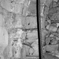 Vue partielle de l'arcade du 12ème siècle à la base du clocher (1996)