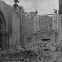 L'église en cours de démolition en 1904 (photo Chanoine Eugène Müller, archives de la Société d'Histoire et d'Archéologie de Senlis)