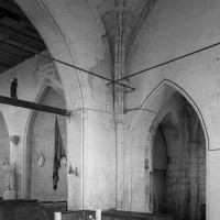 Vue partielle de l'intérieur vers le nord-ouest depuis le choeur avec, à droite, la chapelle correspondant à la base du clocher (1994)